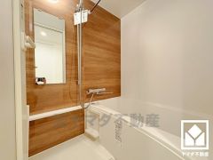 1日の疲れを癒す浴室でゆったりリフレッシュ。ナチュラルな木目調のアクセントパネルは落ち着いた雰囲気を演出してくれます。