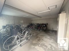 サイクルラックの設置された屋内駐輪場を完備。スッキリ整理されて、自転車同士の接触や転倒の心配がございません。