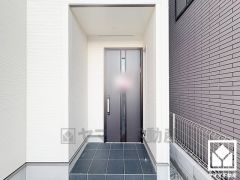 ドアの窓から光が差し込み、外出時にも帰宅時にも、明るい気持ちになれる玄関です。