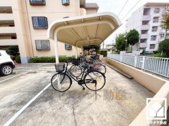 屋根付き駐輪場なので、雨や風、直射日光から自転車を守ることができます。
