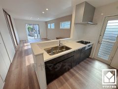 対面式キッチンなのでお料理中でもお子様の様子が分かって安心です。キッチン横には勝手口があり、換気やゴミ出しなどに便利です。昼間は手元が明るく、お料理がはかどります。