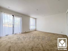 約10帖の洋室です。バルコニーにつながるお部屋で、通風・陽当たり良好。