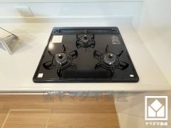 毎日の料理がもっとスムーズに。便利な3口コンロ付きキッチン。