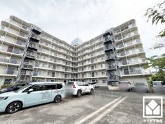 敷地内に駐車場を完備。月額8000円～9000円（リモコン保証金として1台13000円別途要）。空き状況は弊社スタッフまでお気軽にお問い合わせください。