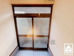 白を基調とした明るい玄関で、毎日を爽やかにスタート。広々とした開放感と清潔感あふれる空間が、訪れる人々を温かく迎えます。