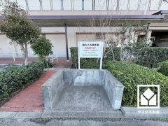 敷地内にロボットゲート付きの駐車場を完備（月額6500円～7500円）。重い荷物や雨の日の移動もスムーズで、快適なカーライフを実現。空き状況等は弊社スタッフまでお気軽にお問い合わせください。