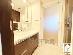 収納付きでスッキリお使い頂ける3面鏡の洗面台です。ワイドなカウンターで、忙しい朝でも身支度がしやすく時短になります。