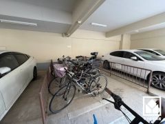 しっかり区画の整理された使い勝手の良い屋内駐輪場がございます。