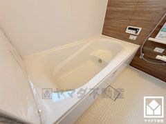 浴槽にはステップがございますので、お子様やご高齢の方も出入りが楽になります。半身浴がしやすく、長湯を楽しみたい方ののぼせ防止にも嬉しい設計です。