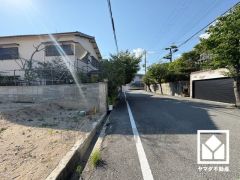 前面道路幅員約8.1m（北東側）とゆったりとした広さがあるのでファミリーカー等の車の出入れも楽にできます。
