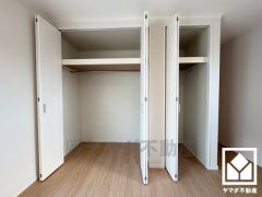 新たに家具を買わなくても良いので、ハンガーパイプ付きのクローゼットは嬉しいですね。奥行きがあるので、収納力も申し分ありません。