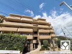 玄関周りに個性が生まれるポーチ付き。門扉がございますので、防犯面でも効果的です。