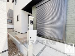 リビング北西側の窓はシャッター雨戸付きでセキュリティやプライバシーにも配慮されています。台風などによる飛来物からの保護、また防音・断熱効果もあり居住性を高めます。