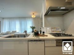 レンジフードにも照明ございますので手元が明るく、お料理がはかどります。