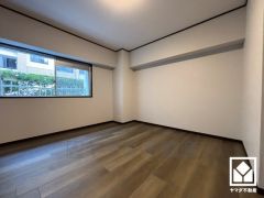 北側洋室です。全居室に窓がございます。明るい陽光がたっぷり差し込む心地よい生活空間です。