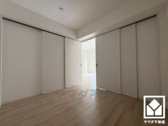リビングに隣接する続き間となっており、一体利用も可能です。