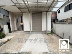 カーポート付き駐車スペース完備。雨の日の乗り降りがぐっと楽になります。