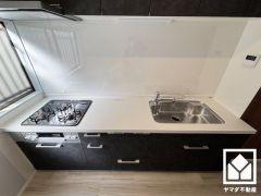 使いやすさとデザイン性を両立。落ち着いたモノトーンテイストが魅力のシステムキッチンです。