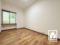 約4.5帖の洋室です。お子様のお部屋などにも丁度良い広さです。