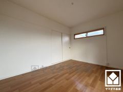 約6帖の洋室です。柔らかな光が差し込む洋室、快適で落ち着いた住まい。