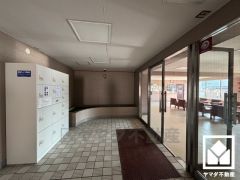 広々とした明るいエントランス。綺麗に整備されており、帰宅時や来客時にも気持ちの良い空間です。