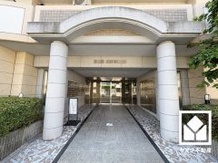 緑に囲まれたエントランスが、都会の喧騒を忘れさせる。自然と調和する、美しい迎賓空間。