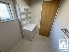 小さなお子様のお風呂上りもこのスペースがあればゆったりとして頂けます。室内洗濯機置場がございますので、天候に左右されず洗濯していただけます。