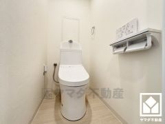 明るく清潔感溢れるトイレです。2連トイレットペーパーホルダーなのでお取替えの手間が軽減できます。