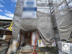 洗面脱衣室の隣に広々としたランドリールームがあり、「洗う・干す・畳む」工程が短い動線で完結できるため、家事を大幅に効率化できます。来客時に洗濯物が人目に触れず、生活感が出にくいのもメリット。