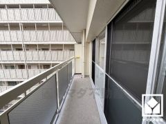 東側バルコニーのため、朝日が気持ちよく入り爽やかな一日を始められます。お洗濯物もたっぷりと干す事ができます。