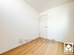 約4.3帖の2階洋室です。独立した居室なのでプライベートな時間をゆったり過ごせそうです。