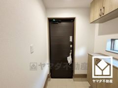 玄関は断熱ドアとなっております。室内へ出入りする熱の多くがドアからとなっており、断熱ドアを設置することで熱の出入りを抑止し、室内温度を安定させます。