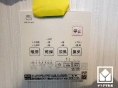 浴室暖房乾燥機付き。真冬の寒い浴室を暖かく、また雨の日の洗濯物の乾燥にと多用途に活躍する機能です。