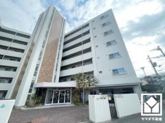 収納付きでスッキリお使い頂ける洗面台がございます。洗面ボウルが広めなので、忙しい朝でも身支度がしやすく時短になります。