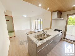 カウンターキッチンなので配膳や片付けがしやすく、お料理中でもお子様の様子が分かって安心です。キッチン横には勝手口があり、換気やゴミ出しなどに便利です。昼間は手元が明るく、お料理がはかどります。