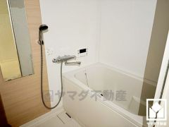 1日の疲れを癒す浴室でゆったりリフレッシュ。ナチュラルな木目調のアクセントパネルは落ち着いた雰囲気を演出してくれます。