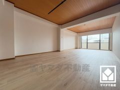 大きな窓があり、明るい陽射しが感じられるリビングです