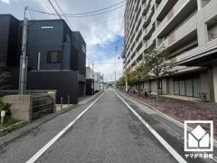 東側バルコニーのため、朝日が気持ちよく入り爽やかな一日を始められます。広々としているため、お洗濯物もたっぷりと干す事ができます。