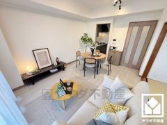 おしゃれなインテリアが映えるリビングで、リラックスしたひとときを過ごせます。