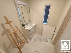 小さなお子様のお風呂上りもこのスペースがあればゆったりとして頂けます。室内洗濯機置場がございますので、天候に左右されず洗濯していただけます。