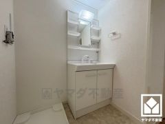 室内洗濯機置場がございますので、天候に左右されず洗濯していただけます。