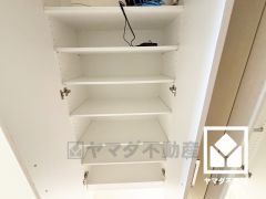 玄関にはシューズボックスを完備。家族の靴もしっかり収納できるので、玄関がいつも片付き、気持ちよくお客様を迎えられます。