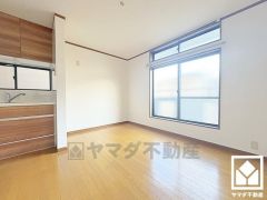 プライバシー・採光に配慮された2階リビングです。自然光を取り込む、開放感あふれる暮らし。隅々まで光が降り注ぎ、明るく心地の良い空間。