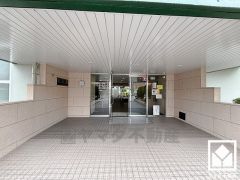 広々とした明るいエントランス。綺麗に整備されており、帰宅時や来客時にも気持ちの良い空間です。