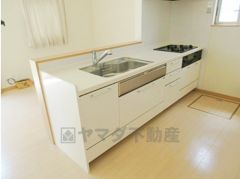 対面式キッチンなのでお料理中でもお子様の様子が分かって安心です。毎日の料理がもっとスムーズになる、便利な3口コンロ付き。