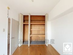 新たに家具を買わなくても良いので、ハンガーパイプ付きのクローゼットは嬉しいですね。棚も多く、整理整頓がしやすい設計になっています。