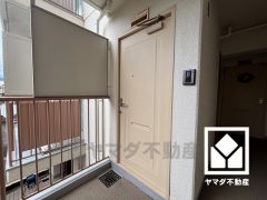 シンプルで洗練された玄関デザイン。帰るたびにホッとできる、心地よい住まいの入り口。