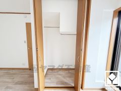 クローゼットは奥行きがあるので、収納力も申し分ありません。