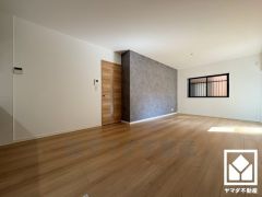 広々15帖のLDKが魅力。家族全員がリラックスできる、ゆったりとした快適リビングで温かい団らんの時間を。