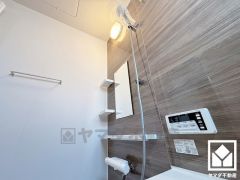 1日の疲れを癒す浴室でゆったりリフレッシュ。ナチュラルな木目調のアクセントパネルは落ち着いた雰囲気を演出してくれます。